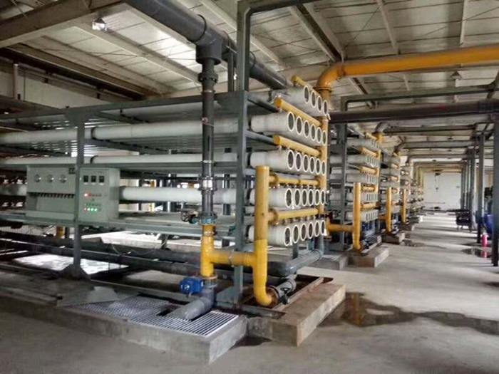 反滲透膜產(chǎn)水為什么會(huì)有異味？如何解決？-藍(lán)膜